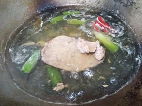 撇去浮末继续煮，大概40分钟，关火后盖上盖子焖10分钟。