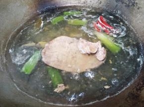 撇去浮末继续煮，大概40分钟，关火后盖上盖子焖10分钟。