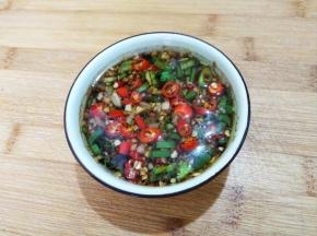 调蘸水（碗里放葱姜蒜末，少许盐，少许鸡精，少许白糖，少许醋，2勺生抽，小米辣，少许花椒油，少许芝麻油搅拌均匀）