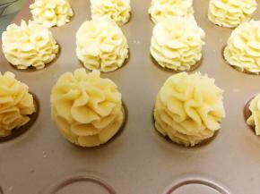 挤出曲奇小花
放入预热好的烤箱中层120度上下火烤40到45分钟