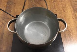 锅里放适量的水，将水煮开。