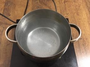 锅里放适量的水，将水煮开。