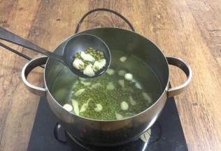 放入莲子、百合、绿豆，大火煮开。