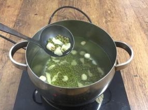 放入莲子、百合、绿豆，大火煮开。