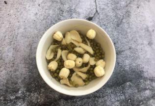 将莲子、百合、绿豆清洗干净备用。