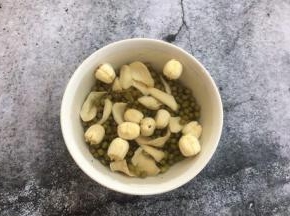 将莲子、百合、绿豆清洗干净备用。