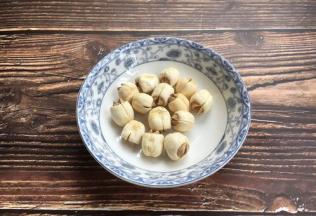 莲子含有丰富的蛋白质、淀粉、磷脂、生物碱、类黄酮以及多种维生素等营养保健成分，具有补脾止泻，止带，益肾涩精，养心安神之功效。而且其铁的含量也非常丰富，具有治疗贫血、减轻疲劳的作用。我们买的莲子通常都是已经去了芯得莲子，食用时甘甜可口。