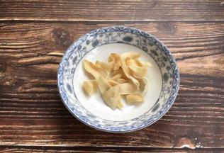 百合干有很高的药用价值。解毒、理脾健胃、利湿消积、宁心安神、促进血液循环等功效。主治劳嗽、咳血、虚烦惊悸等症，对医治肺络疾病和保健抗衰老有特别功效。