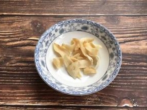 百合干有很高的药用价值。解毒、理脾健胃、利湿消积、宁心安神、促进血液循环等功效。主治劳嗽、咳血、虚烦惊悸等症，对医治肺络疾病和保健抗衰老有特别功效。