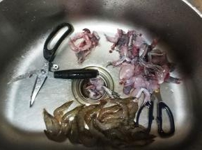 田鸡斩件、虾去须洗净沥干水