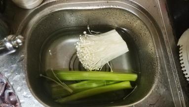 金针菇、莴笋洗净