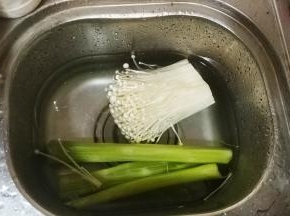 金针菇、莴笋洗净