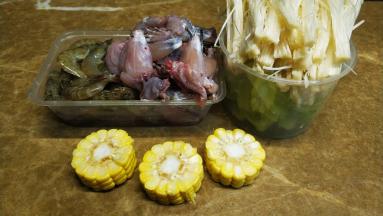 金针菇撕少撮、莴笋切片、玉米切段；田鸡用盐少许、料酒少许、淀粉腌15分钟