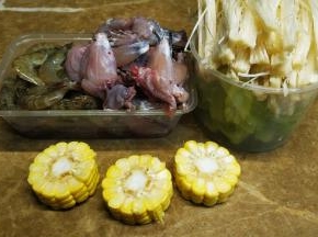 金针菇撕少撮、莴笋切片、玉米切段；田鸡用盐少许、料酒少许、淀粉腌15分钟