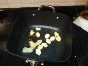 锅里热油、放入花椒、蒜、姜片爆香