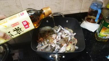 放入虾、料酒