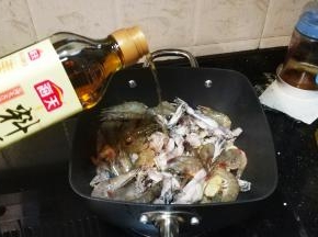 放入虾、料酒