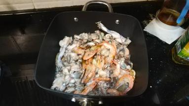 继续翻炒至虾变红色