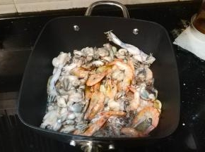 继续翻炒至虾变红色