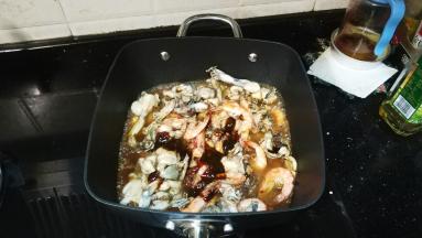 放入剁椒酱、酱油、柱侯酱、糖、半碗水