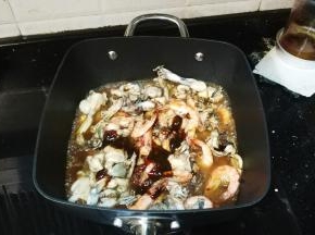 放入剁椒酱、酱油、柱侯酱、糖、半碗水