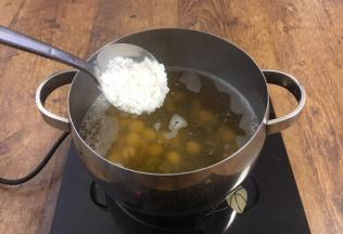 然后放入粳米。