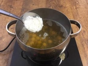 然后放入粳米。