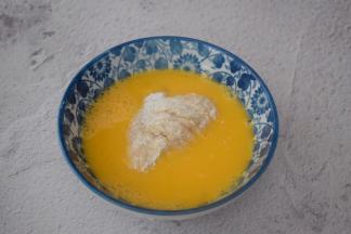 再放入蛋液中沾上蛋液