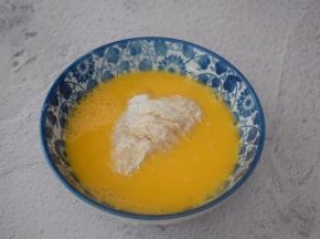 再放入蛋液中沾上蛋液