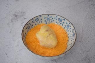 最后放入面包糠中沾满面包糠