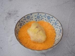 最后放入面包糠中沾满面包糠