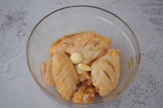 抓匀盖上保鲜膜放入冰箱冷藏腌制过夜。（如果没时间最少也要腌制2小时以上）