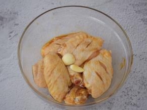 抓匀盖上保鲜膜放入冰箱冷藏腌制过夜。（如果没时间最少也要腌制2小时以上）