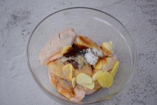 把鸡翅放入容器中，加入姜蒜，蚝油、味极鲜酱油、盐、胡椒粉