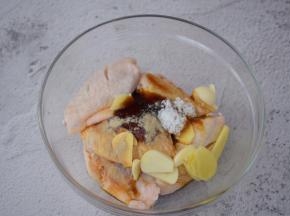 把鸡翅放入容器中，加入姜蒜，蚝油、味极鲜酱油、盐、胡椒粉