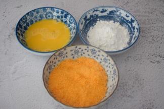 鸡蛋打散，玉米淀粉和面包糠备好