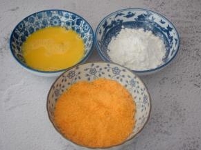 鸡蛋打散，玉米淀粉和面包糠备好