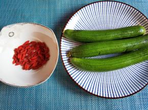 准备好丝瓜和枸杞，枸杞用水泡软。