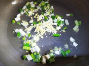 锅里油烧热，放姜葱蒜炒香。