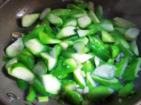 变软后放盐适量。