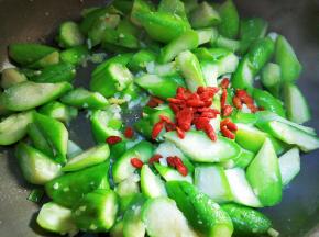 最后放枸杞炒匀，放少量鸡精提味。