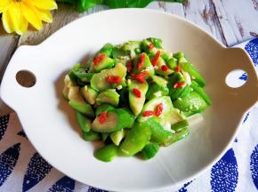 一道营养美味的枸杞丝瓜做好了。