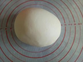 主材料混合均匀，揉成光滑的面团