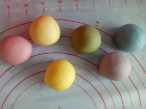 面团分别取30克，揉入不同的果蔬粉