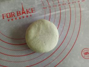 再取90克白面团揉入菠菜粉