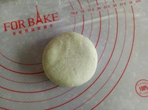 再取90克白面团揉入菠菜粉