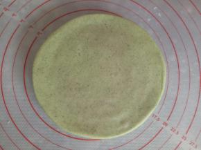 用擀面杖擀薄一点，大概5厘米厚，作为蛋糕底