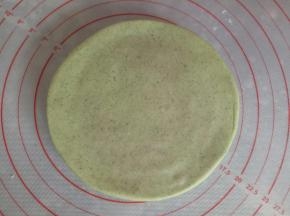 用擀面杖擀薄一点，大概5厘米厚，作为蛋糕底