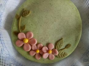 用模具压出几朵花来，粘蛋糕底上做装饰，当然你也可以按你自己的想法来装饰