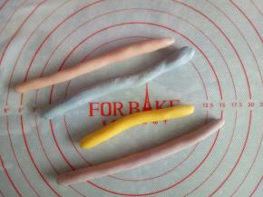 各种颜色的面团搓长条